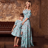 Robe mère fille épaules dénudées bleu